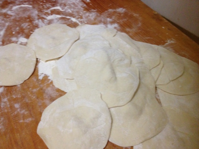 Divide the dough into 12 to 15 sub-dough balls, rounded and flattened. The middle of pastries should be thicker. 