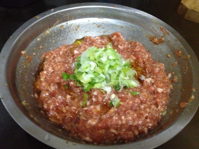 Add minced Spring onions, topped with sesame oil and stirred.