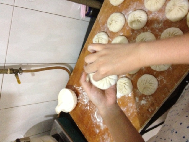 Put the filling on the skin, pinch pleats little by little, until the top of the buns sealing.